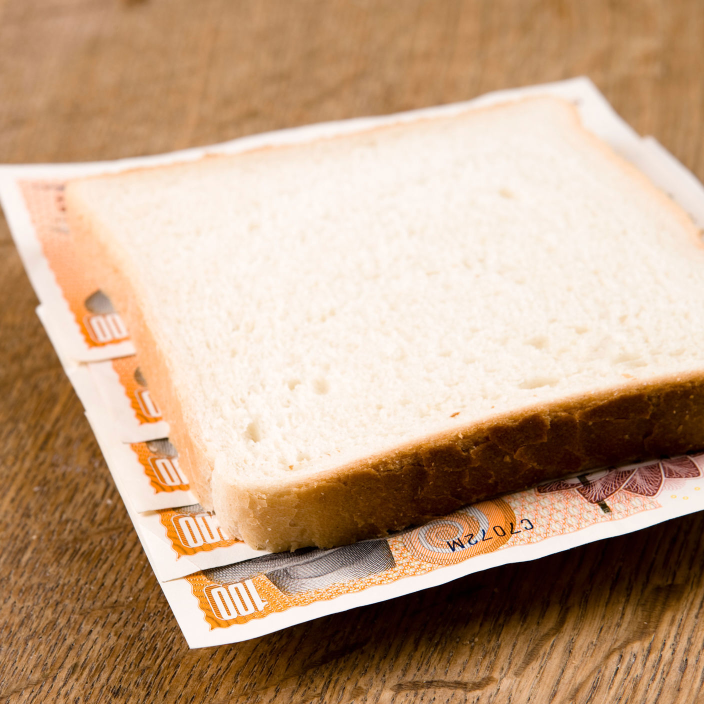 En sandwich med 100 kronesedler imellem