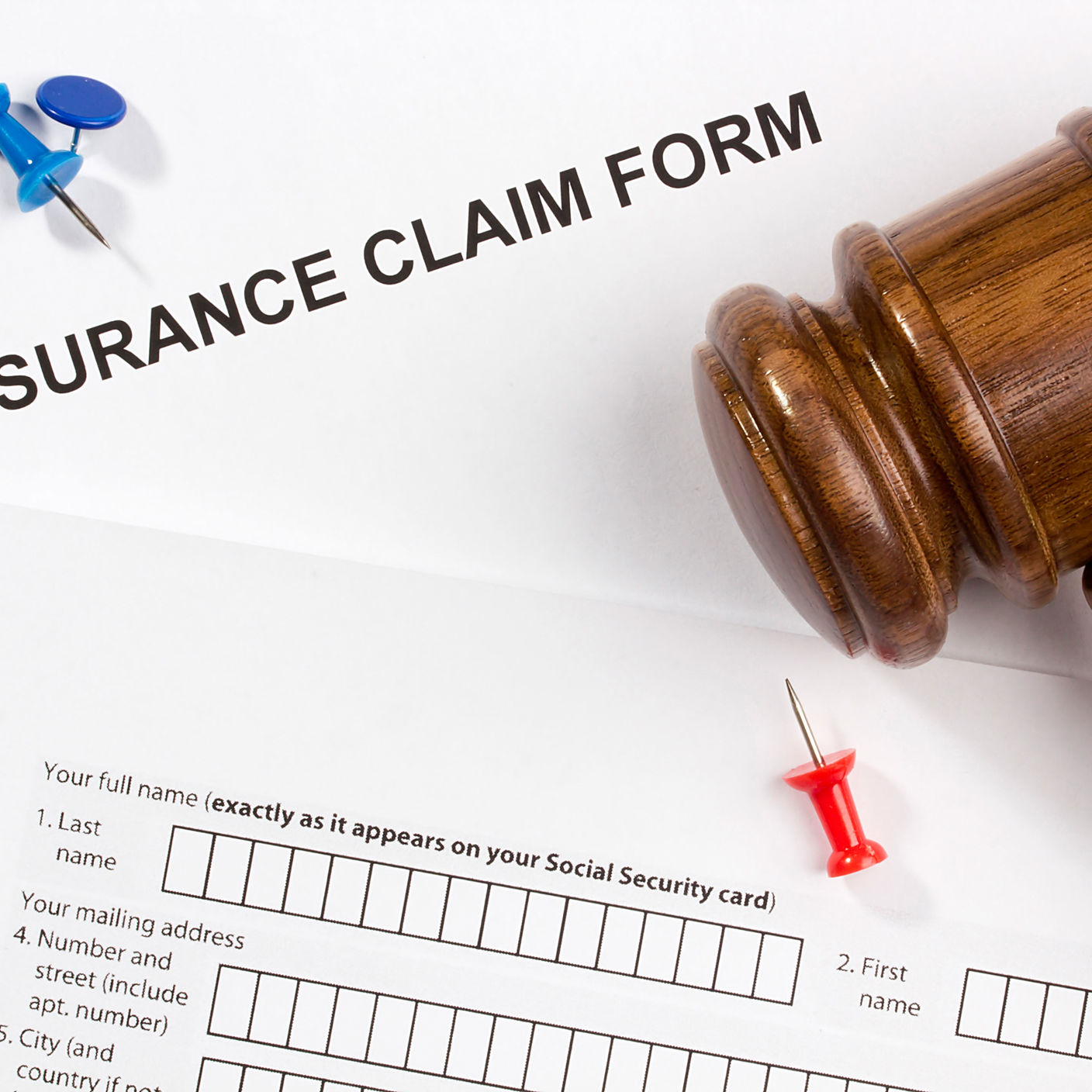 Insurance blanket med en hammer og nogle tegnestifter ovenpå
