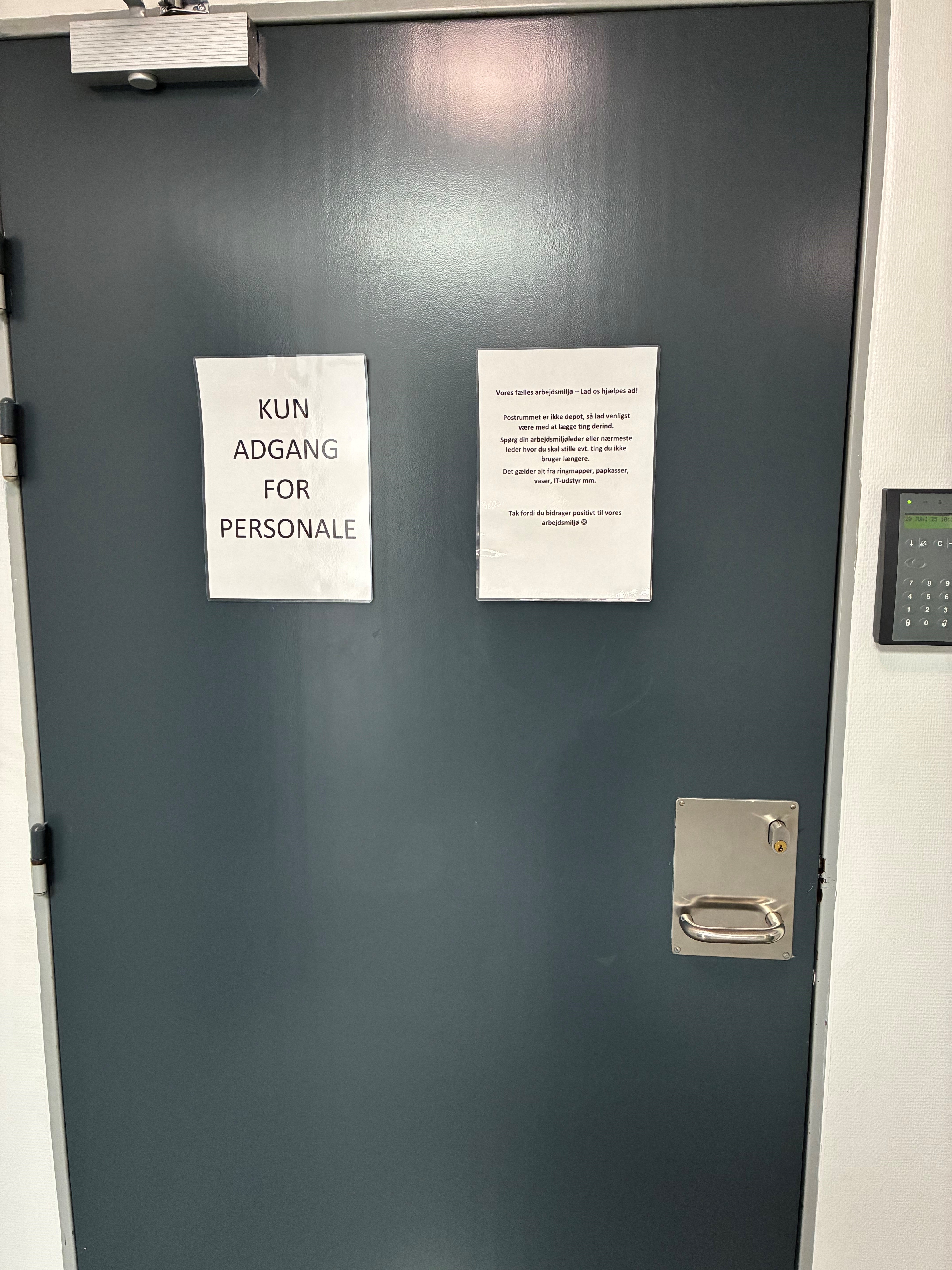 Dør ind til postrum